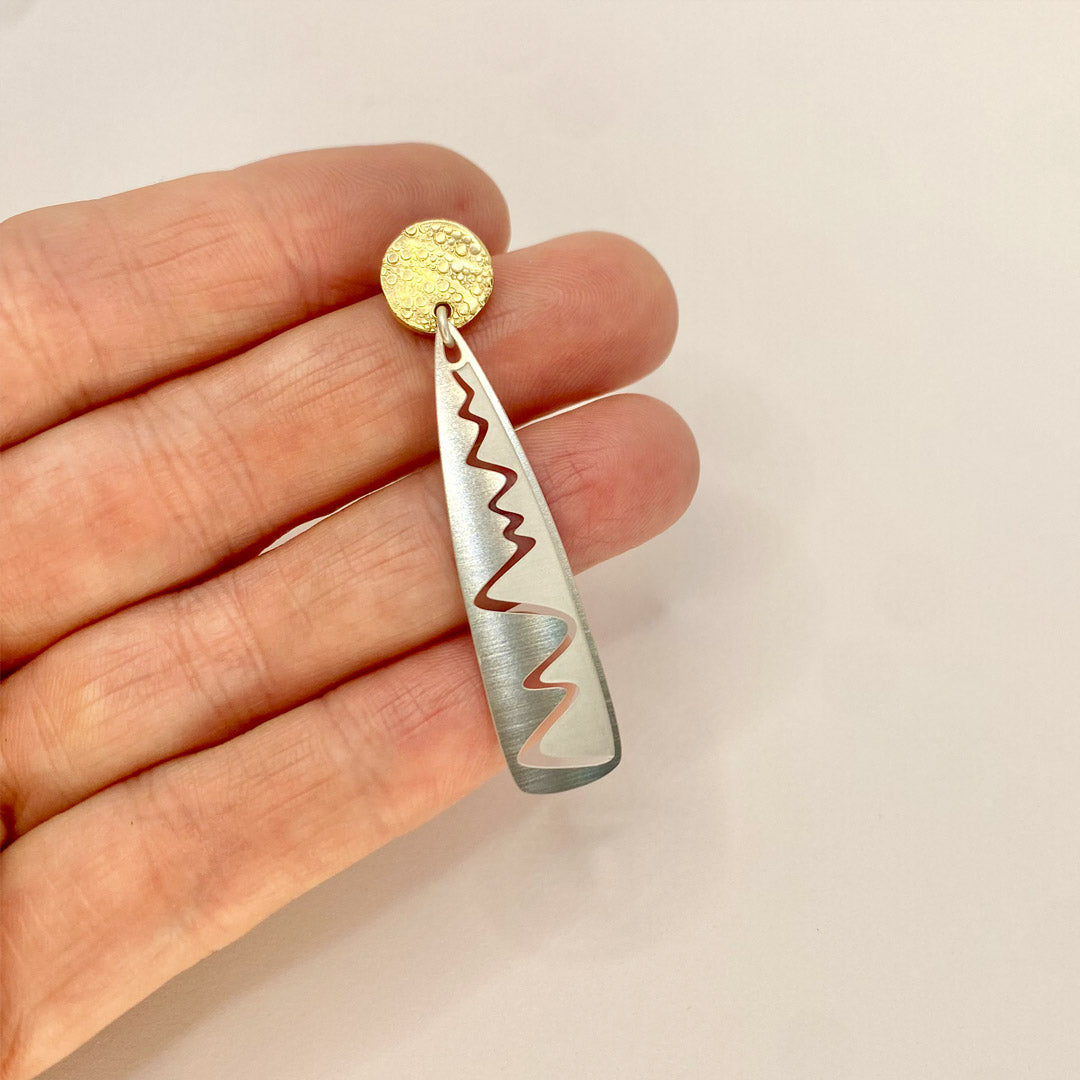 Wave Swash golden stud earrings