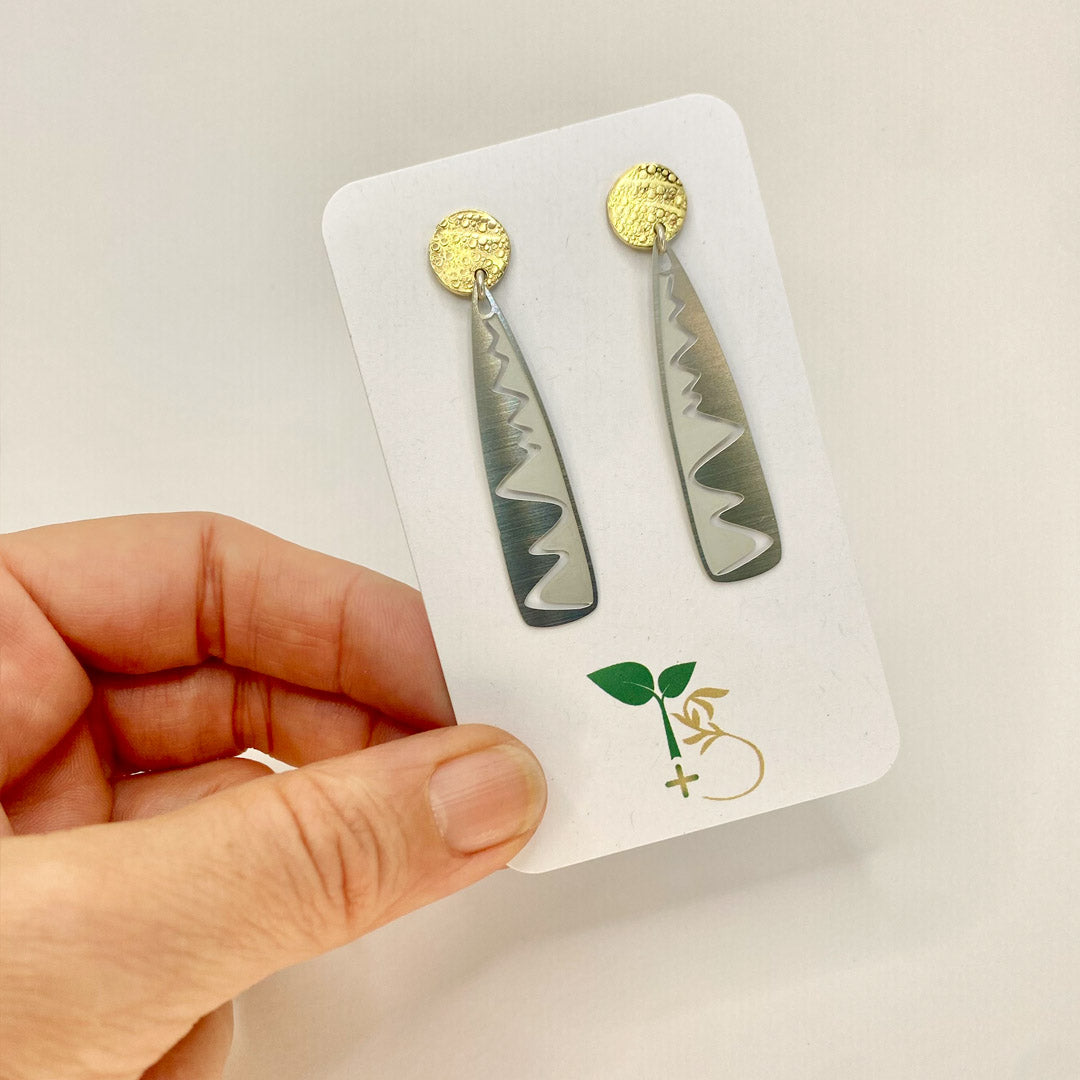 Wave Swash golden stud earrings