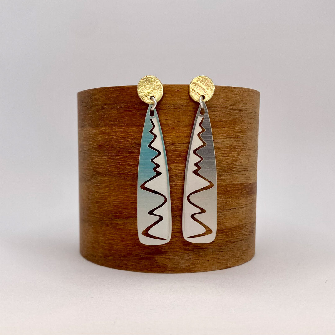 Wave Swash golden stud earrings
